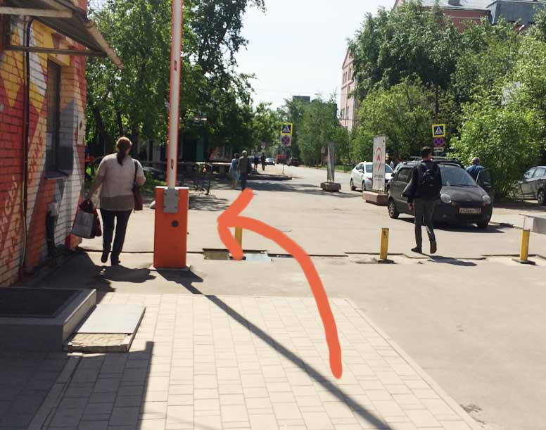 На выходе из «Хлебозавода» сразу после шлагбаума поворачиваем налево.