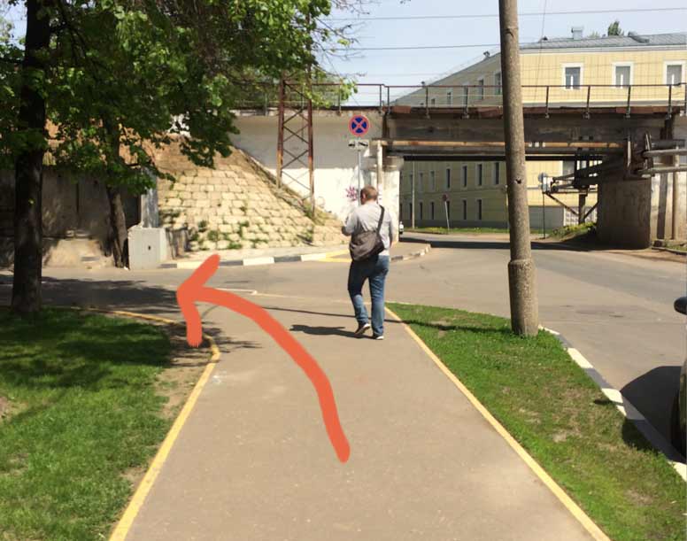 В самом конце здания поворачиваем налево. Ориентир — железнодорожный мост.