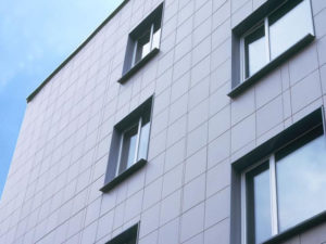 Фасад из керамогранита 600-600 мм